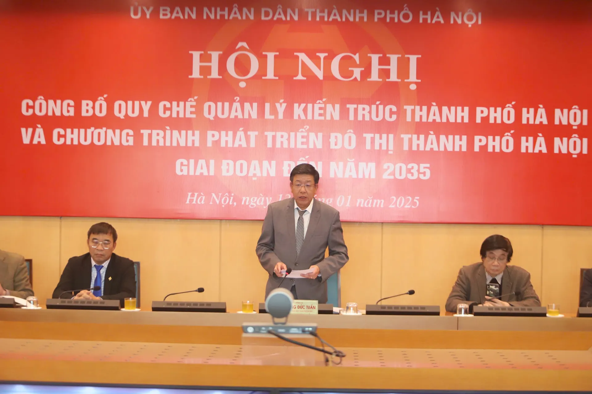 Phó Chủ tịch UBND TP Hà Nội Dương Đức Tuấn phát biểu tại hội nghị. Ảnh: Lại Tấn