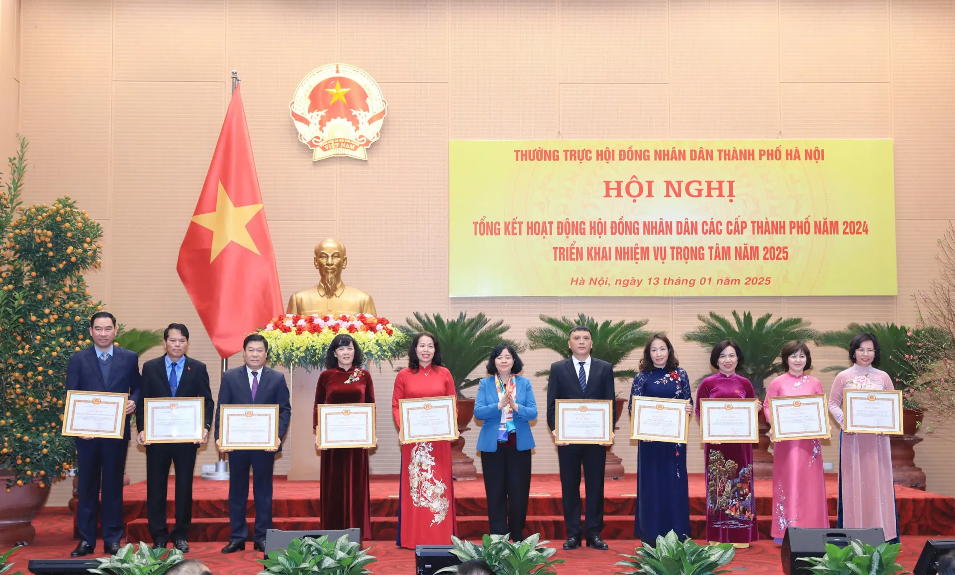 Ủy viên Bộ Chính trị, Bí thư Thành ủy Hà Nội Bùi Thị Minh Hoài trao Bằng khen của Ban Thường vụ Thành ủy Hà Nội tặng các tập thể có thành tích xuất sắc. Ảnh: Thanh Hải