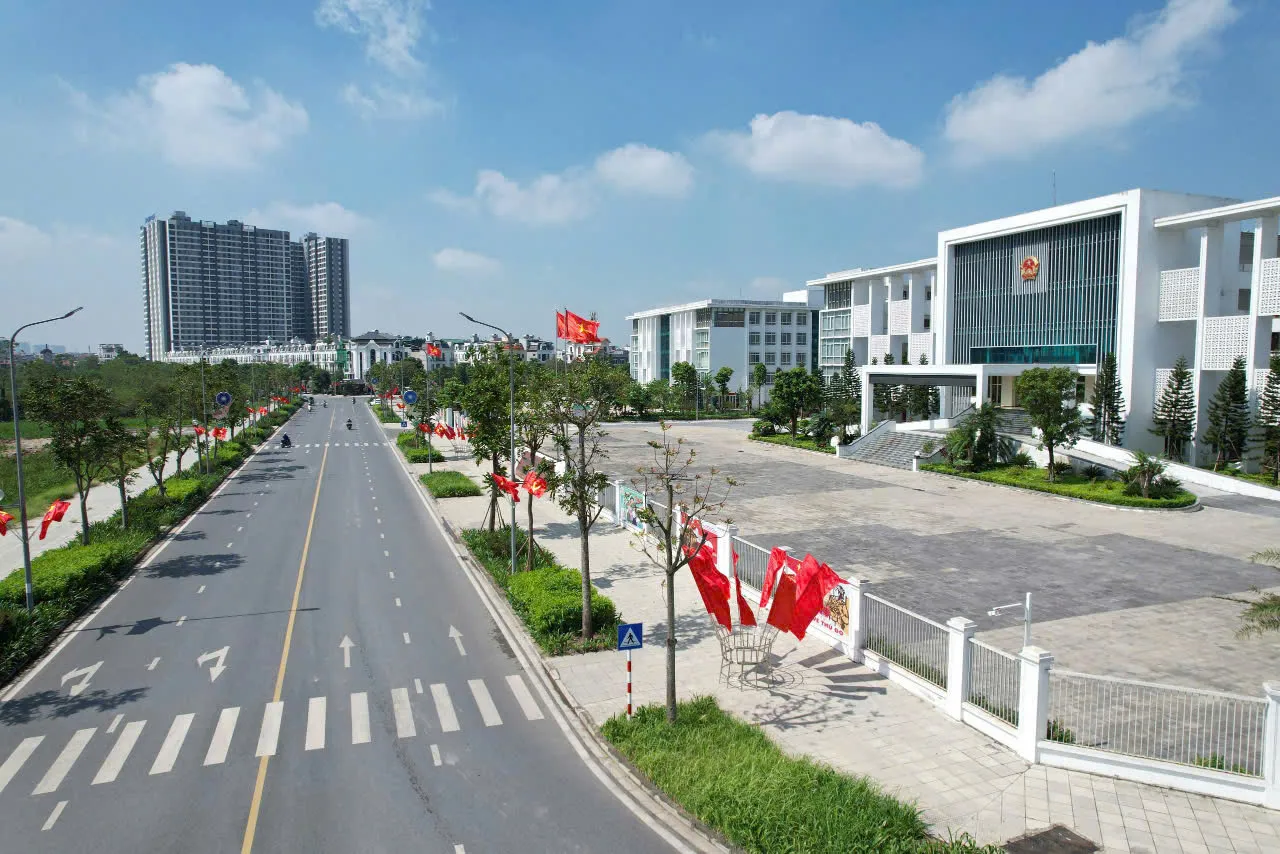 Đường Thuận An, thị trấn Trâu Quỳ, đoạn qua trụ sở Huyện ủy - HĐND - UBND huyện Gia Lâm khang trang - sạch đẹp. Ảnh: Hoàng Quyết