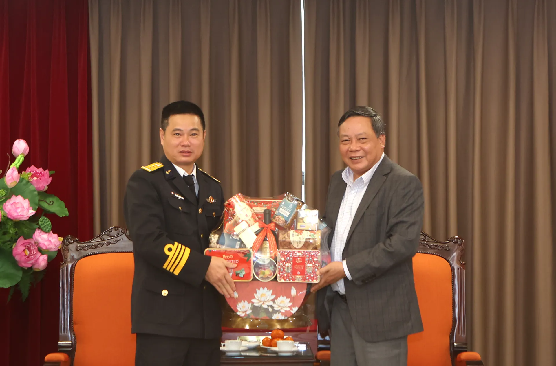 Phó Bí thư Thường trực Thành ủy Nguyễn Văn Phong tặng quà cho đoàn công tác Lữ đoàn tàu ngầm 189 Hải quân và Tàu ngầm 182 - Hà Nội. Ảnh: Thanh Hải