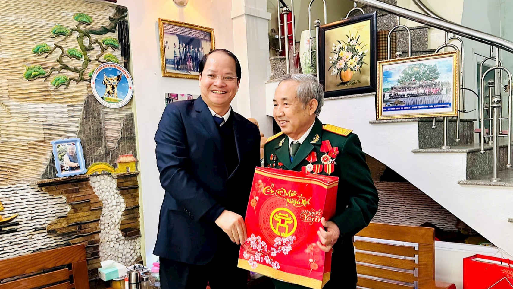 Trưởng ban Tuyên giáo Thành ủy Nguyễn Doãn Toản chúc Tết tại quận Long Biên