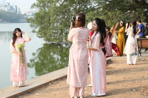 Hà Nội: các “nàng thơ" xuống phố đón Xuân