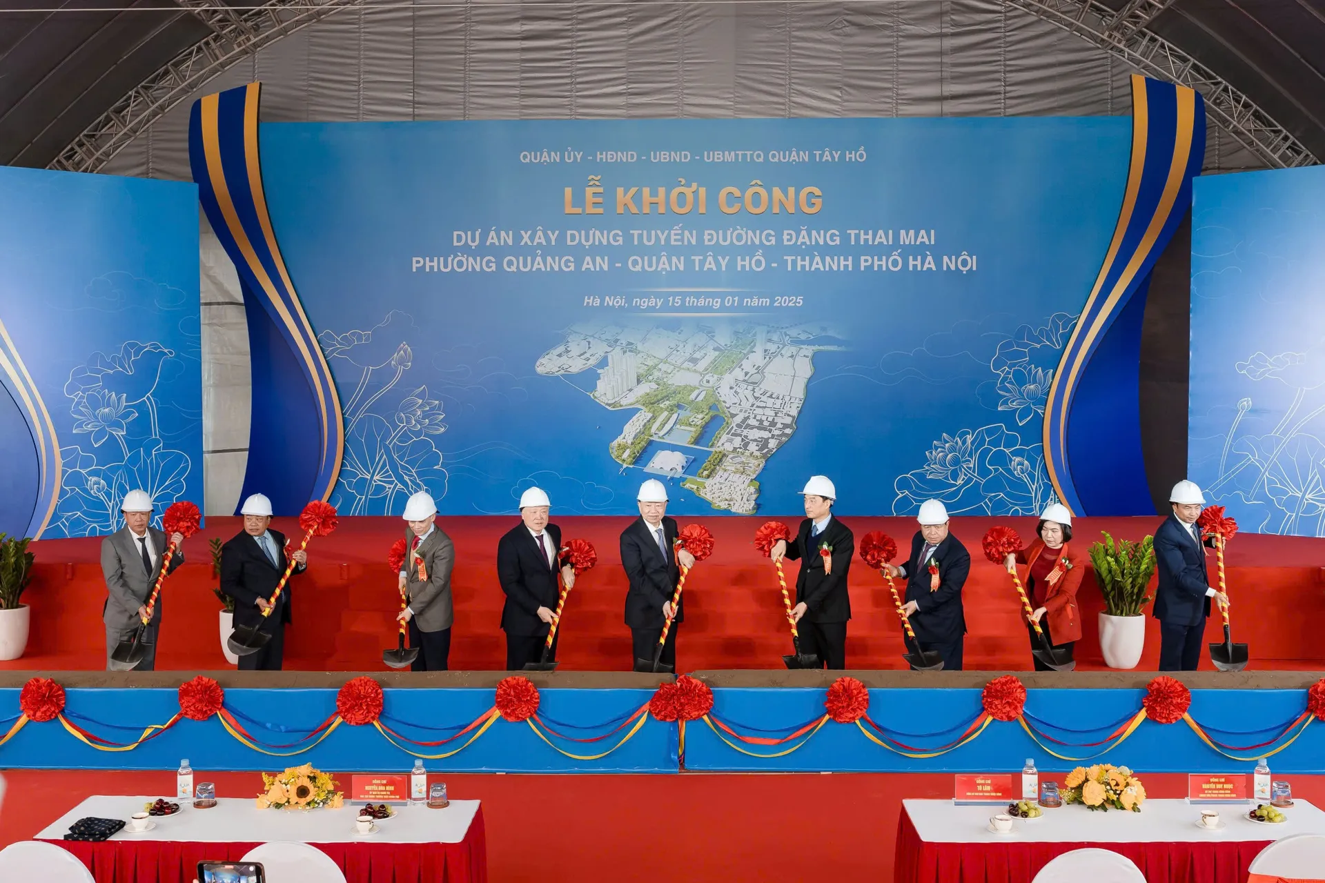 Tổng Bí thư Tô Lâm và các đại biểu thực hiện nghi thức khởi công dự án. Ảnh: Công Trình