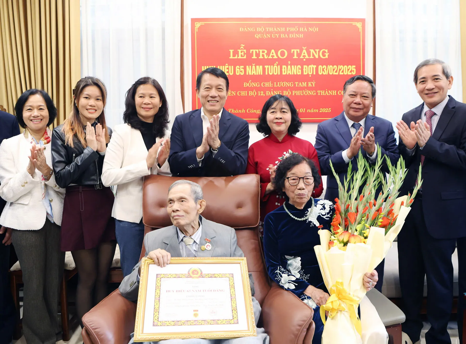 Ủy viên Bộ Chính trị, Bí thư Thành ủy Hà Nội Bùi Thị Minh Hoài trao Huy hiệu 65 năm tuổi Đảng tặng đồng chí Lương Tam Kỳ. Ảnh: Thanh Hải