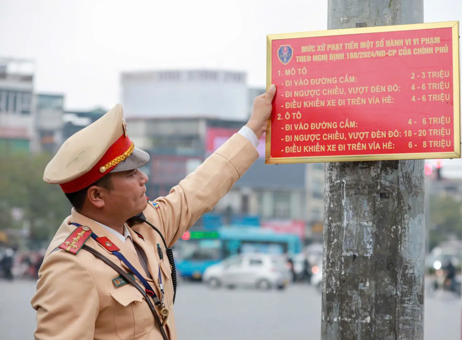 Công an Hà Nội lắp biển tuyên truyền về mức phạt khi vi phạm giao thông