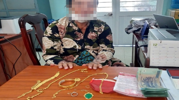 Trộm vàng và sổ tiết kiệm của hàng xóm, chôn giấu trong chuồng gà