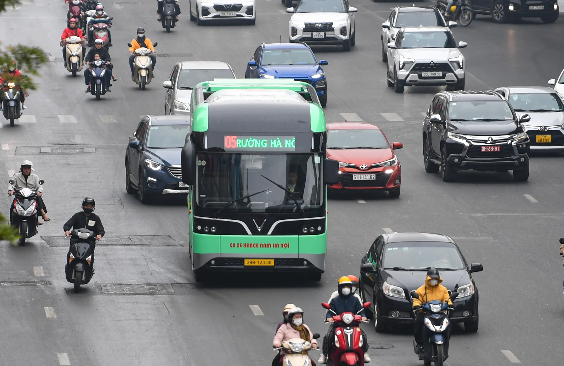 Hà Nội chính thức đưa vào vận hành tuyến xe buýt điện số 05