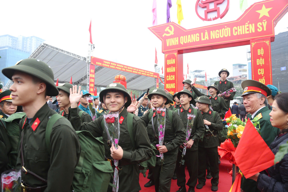 Hanoi’s leaders see off armed forces recruits 