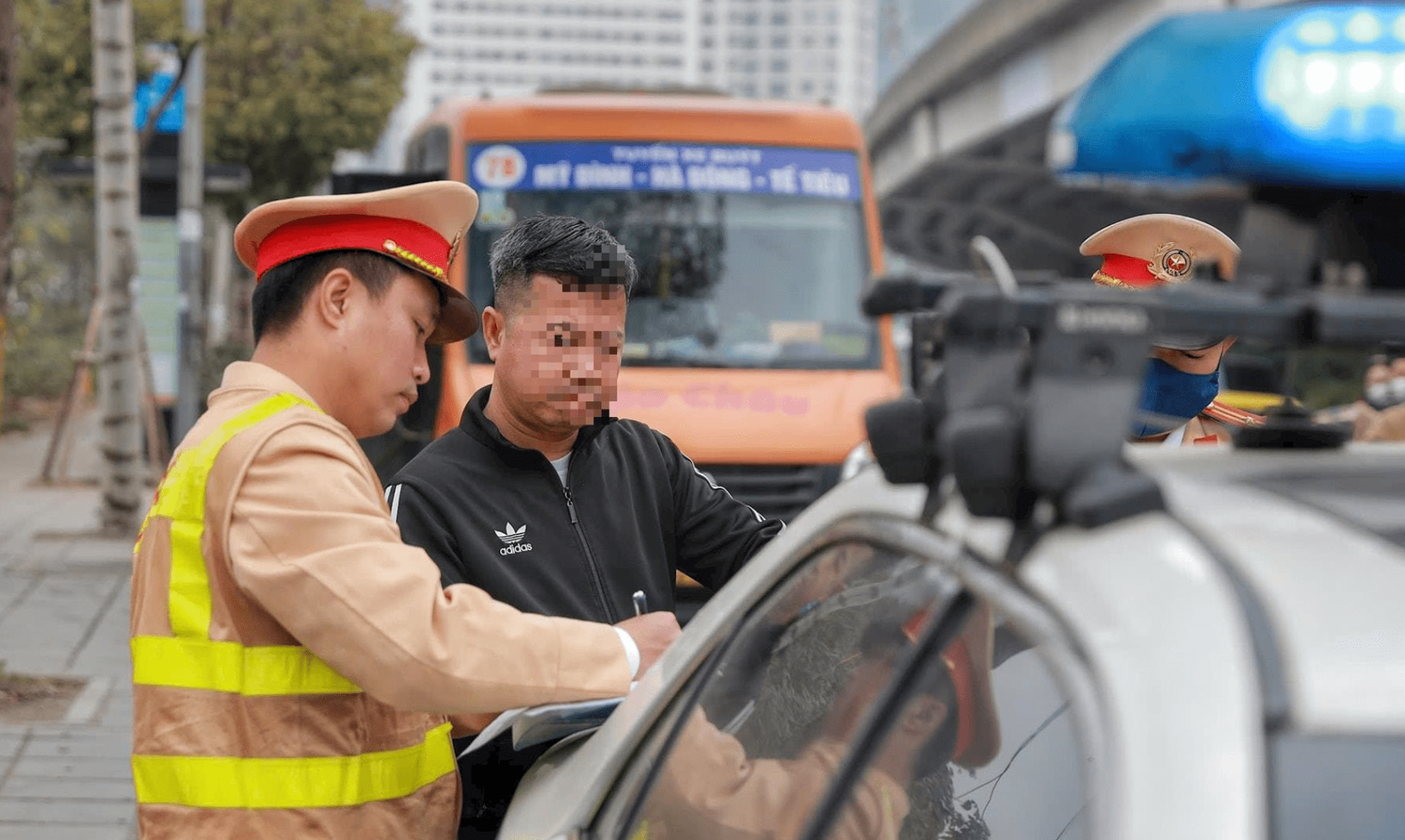 Hà Nội: trừ điểm giấy phép lái xe hơn 30 trường hợp trong ngày 17/2