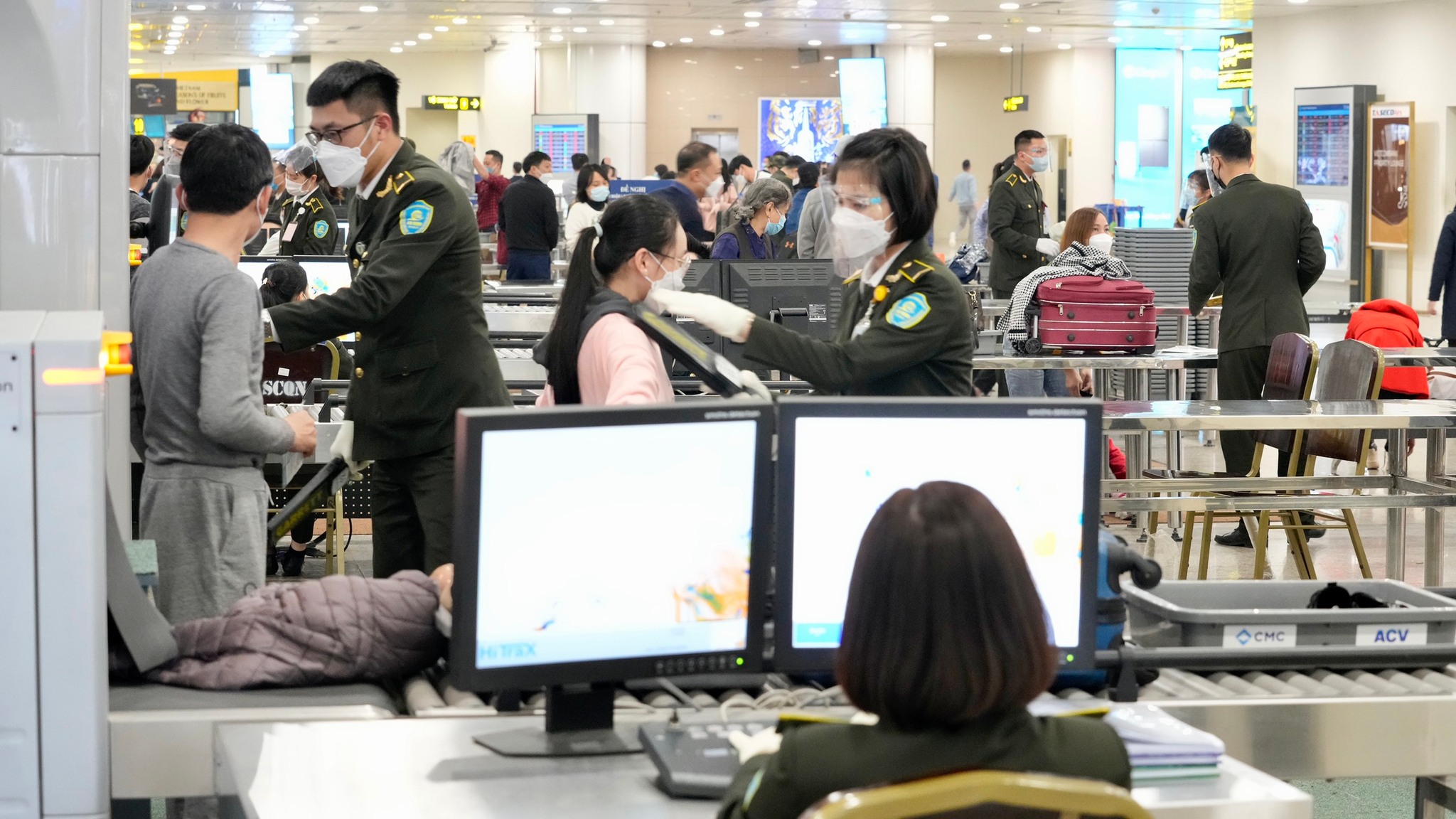 Hanoi steps up disease control measures at Noi Bai International Airport