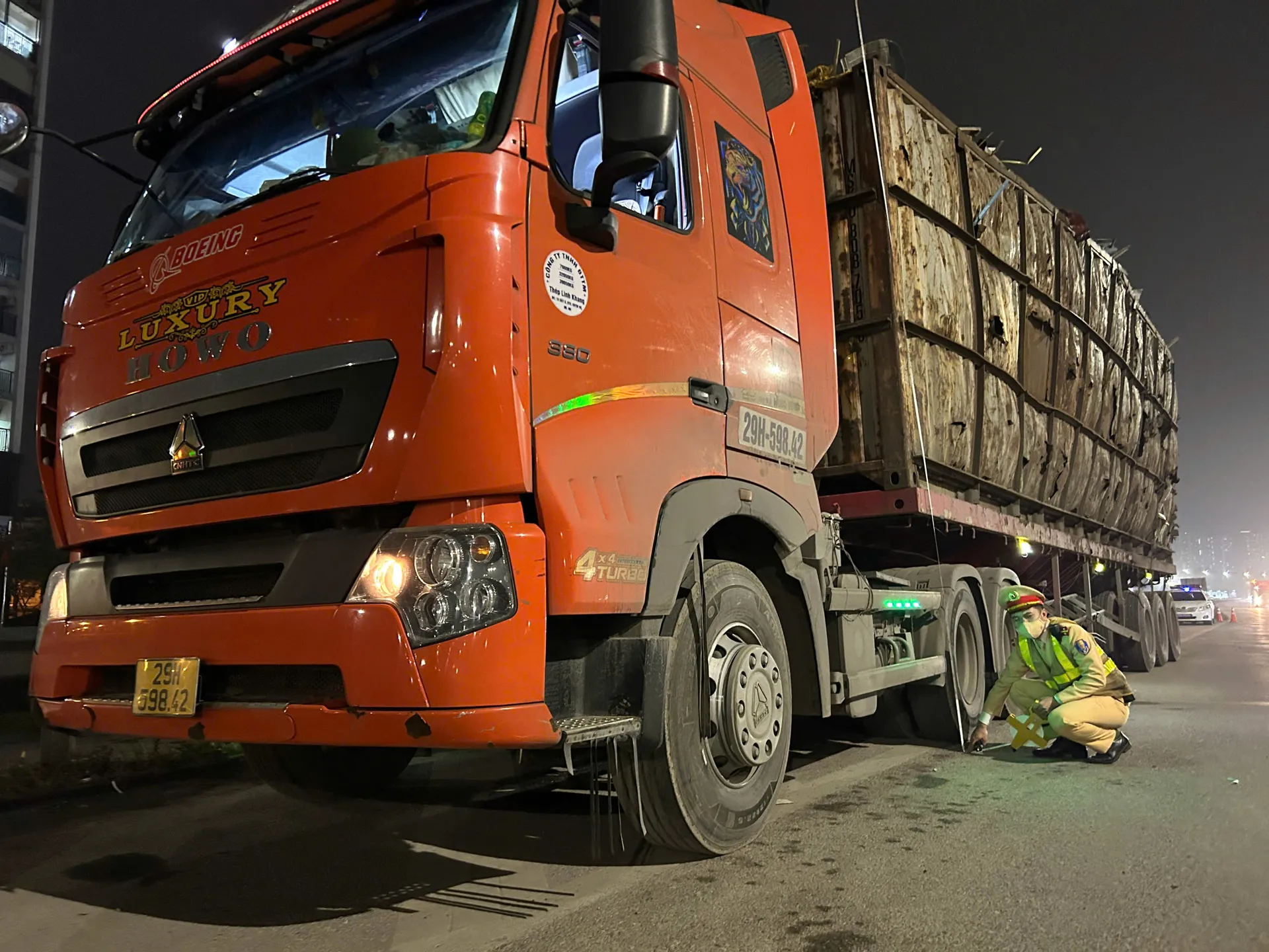 Hà Nội: xử phạt xe container "biến dạng", chở hàng quá khổ