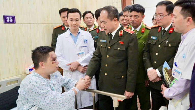 Giám đốc Công an TP Hà Nội thăm chiến sĩ bị thương khi làm nhiệm vụ