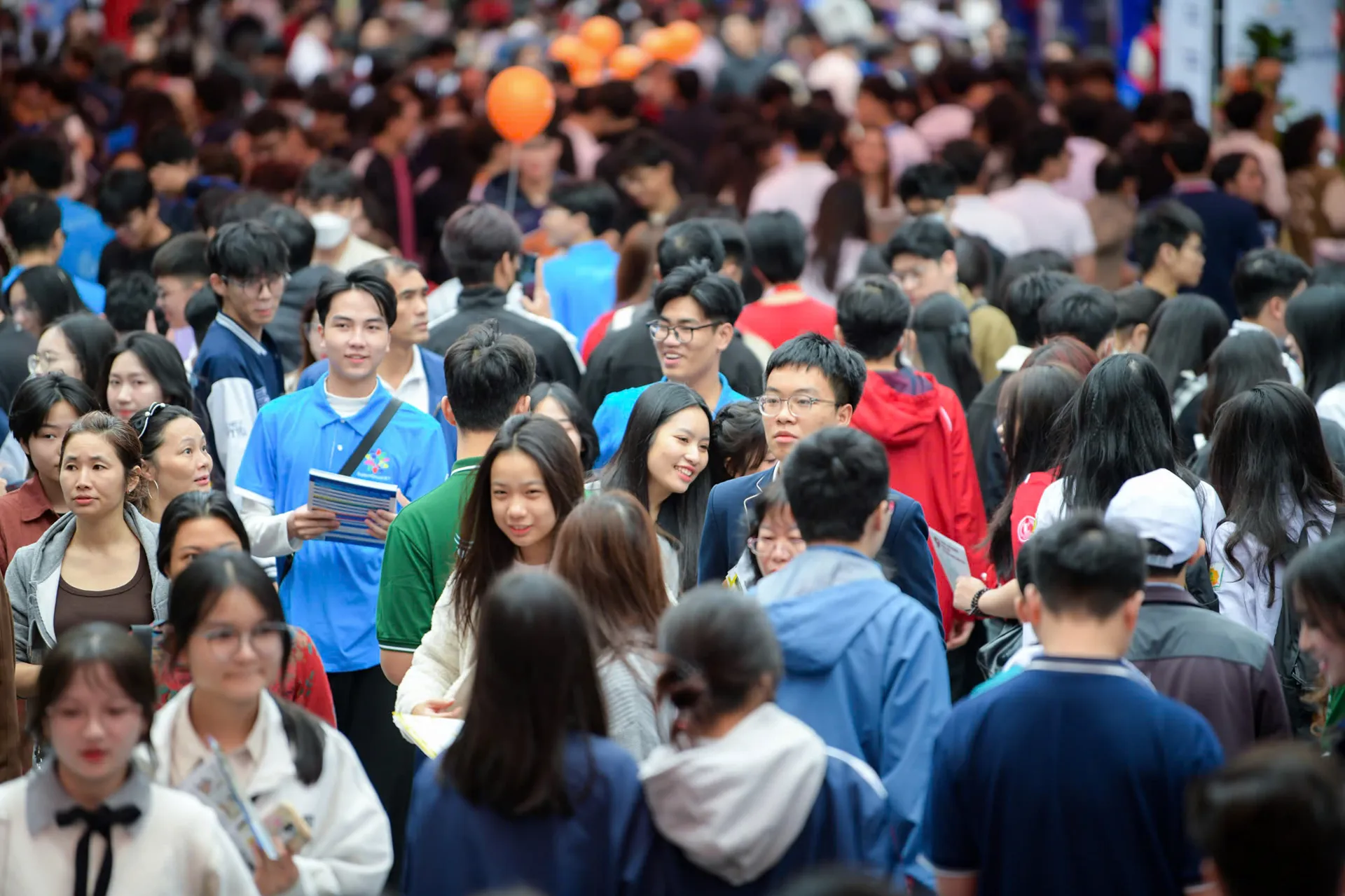 Đông đảo học sinh tham dự Ngày hội tư vấn tuyển sinh - hướng nghiệp 2025.