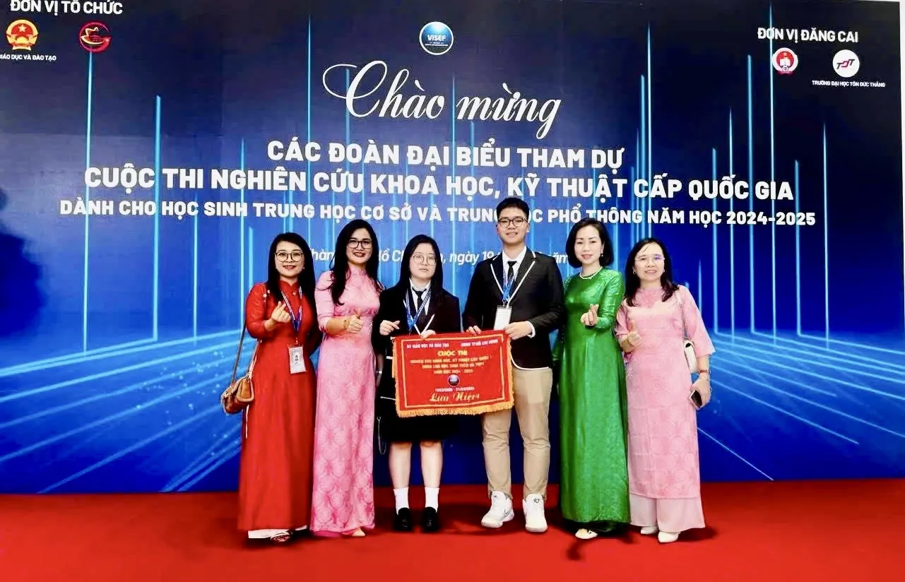 Hai học sinh Vũ Gia Minh, Lê Thảo Dương và thầy cô Trường THCS - THPT Newton tại cuộc thi nghiên cứu khoa học, kỹ thuật cấp quốc gia.