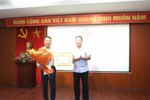 Trao Huy hiệu 40 năm tuổi Đảng cho Phó Giám đốc Sở Tư pháp Phạm Thanh Cao
