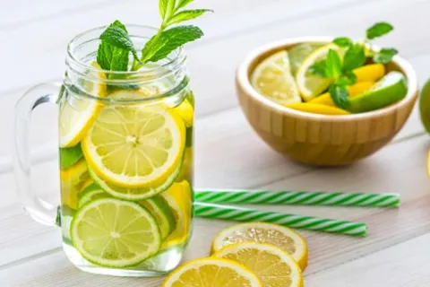 Uống nước chanh ấm vào buổi sáng có tốt không?

