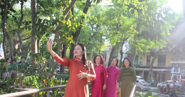 Không gian nghệ thuật “Dải lụa ký ức” hút khách check-in bên hồ Hoàn Kiếm