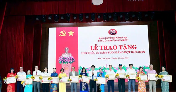 Phường Kim Liên trao Huy hiệu Đảng tặng 488 đảng viên
