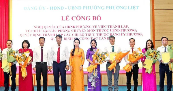 Phường Phương Liệt công bố quyết định thành lập 5 phòng chuyên môn và 12 chi bộ