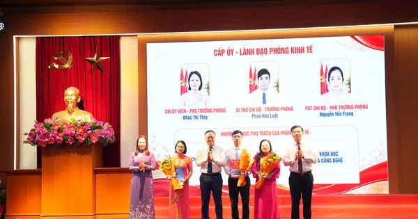 Xã Gia Lâm công bố quyết định tổ chức lại 5 phòng chuyên môn