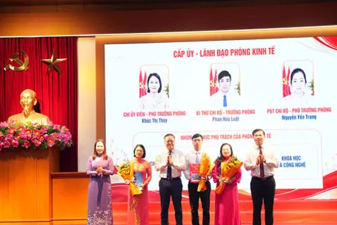 Xã Gia Lâm công bố quyết định tổ chức lại 5 phòng chuyên môn