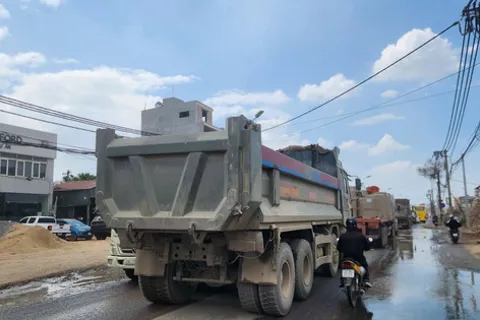 Xe tải che, tháo biển số làm rơi vãi vật liệu ra đường: Cần siết chặt kiểm soát từ các công trường