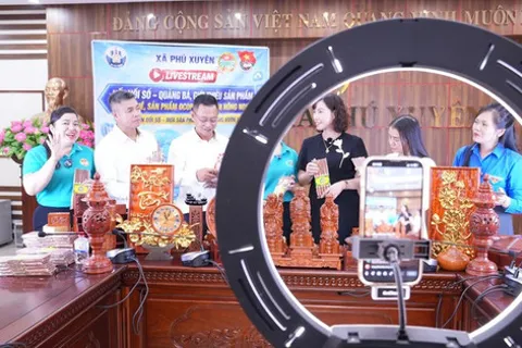 Làng nghề truyền thống thích ứng kỷ nguyên số: Từ khung cửi, xưởng mộc bước lên sóng livestream