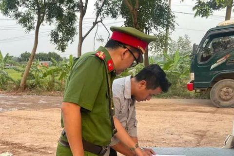 Công an xã Hát Môn xử lý vi phạm, chấn chỉnh công tác bảo đảm vệ sinh môi trường