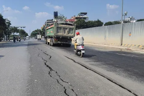 Phường Việt Hưng: Một số tuyến đường sụt lún, nứt toác xung quanh công trường dự án nhà cao tầng