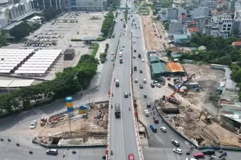 Phân luồng giao thông đường Cổ Linh phục vụ thi công đường trên cao