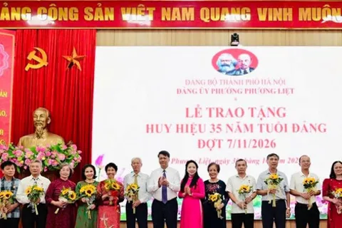 Phường Phương Liệt trao Huy hiệu 35 năm tuổi Đảng cho 594 đảng viên