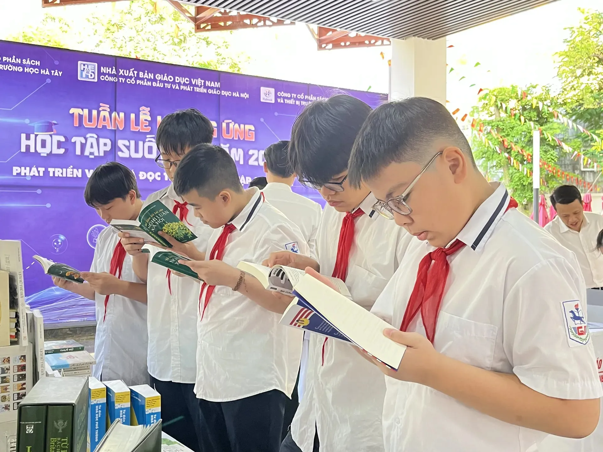 Bộ sách giáo khoa thống nhất: bài toán về chất lượng và tiến độ