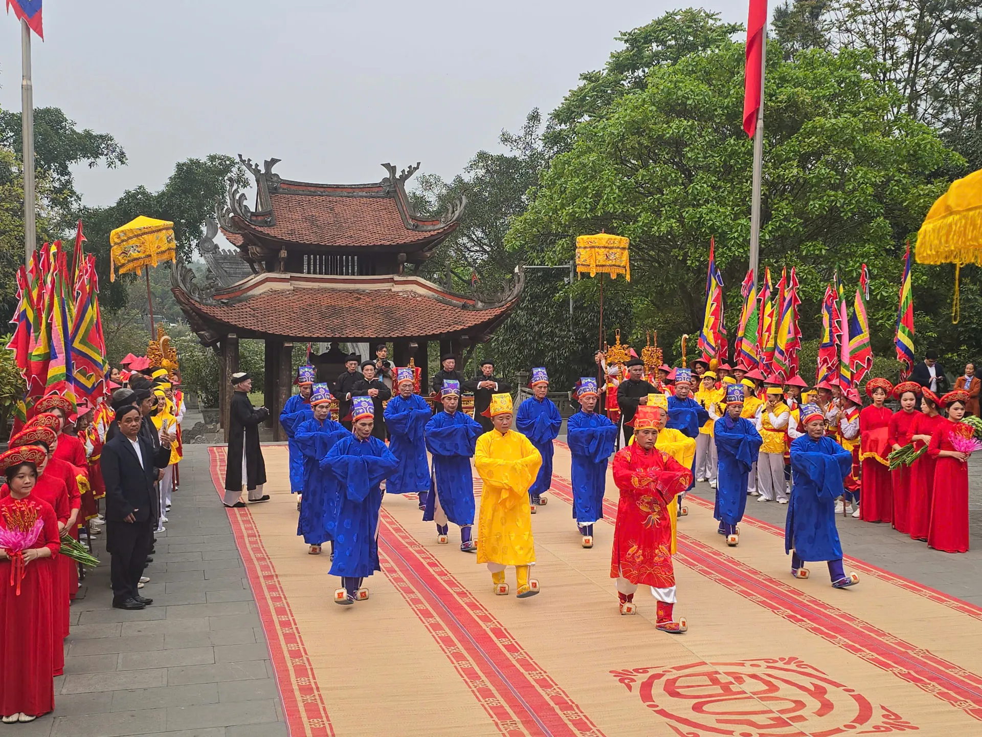Nhớ về nguồn cội, hướng tới tương lai