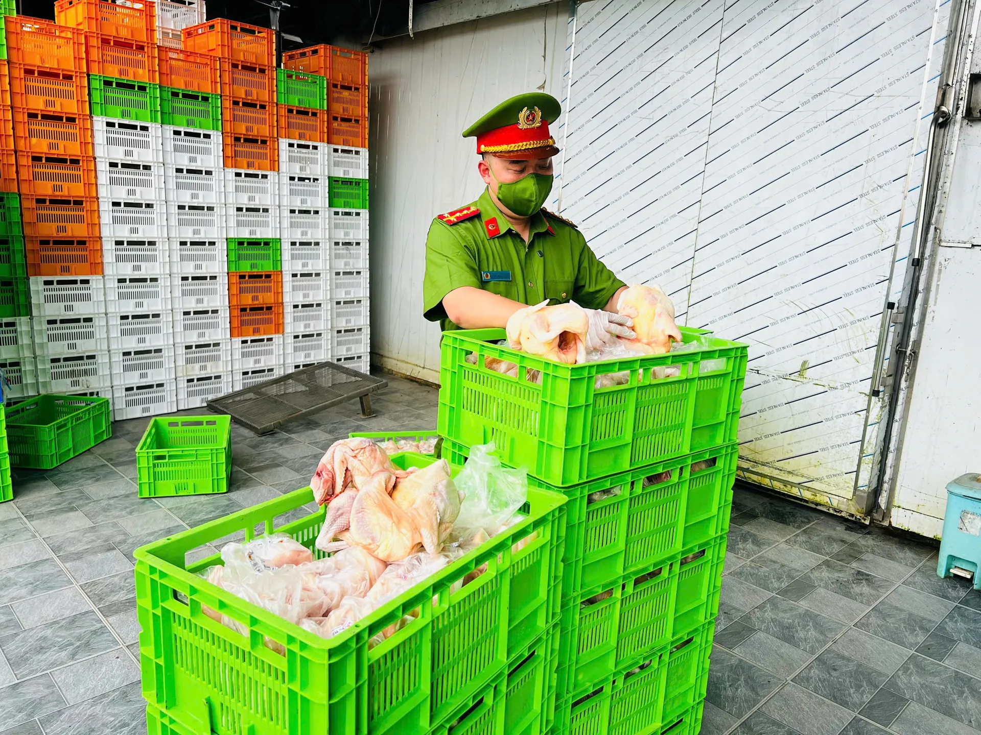 Công an TP Hà Nội phát hiện 20 tấn gà "bẩn" chuẩn bị tuồn ra chợ, nhà hàng

