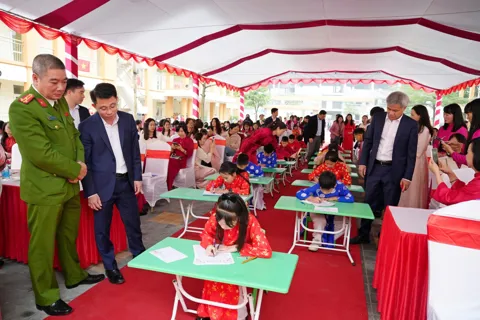 Sơn Tây khai bút đầu Xuân, phát động Tết trồng cây Bính Ngọ 2026
