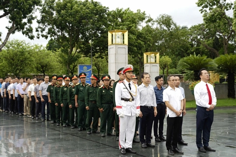 Công ty TNHH MTV Thoát nước Hà Nội dâng hương tại Tượng đài Bắc Sơn