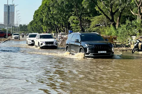 Đường 70 chìm trong biển nước: người dân khổ sở đi lại, sinh hoạt đảo lộn
