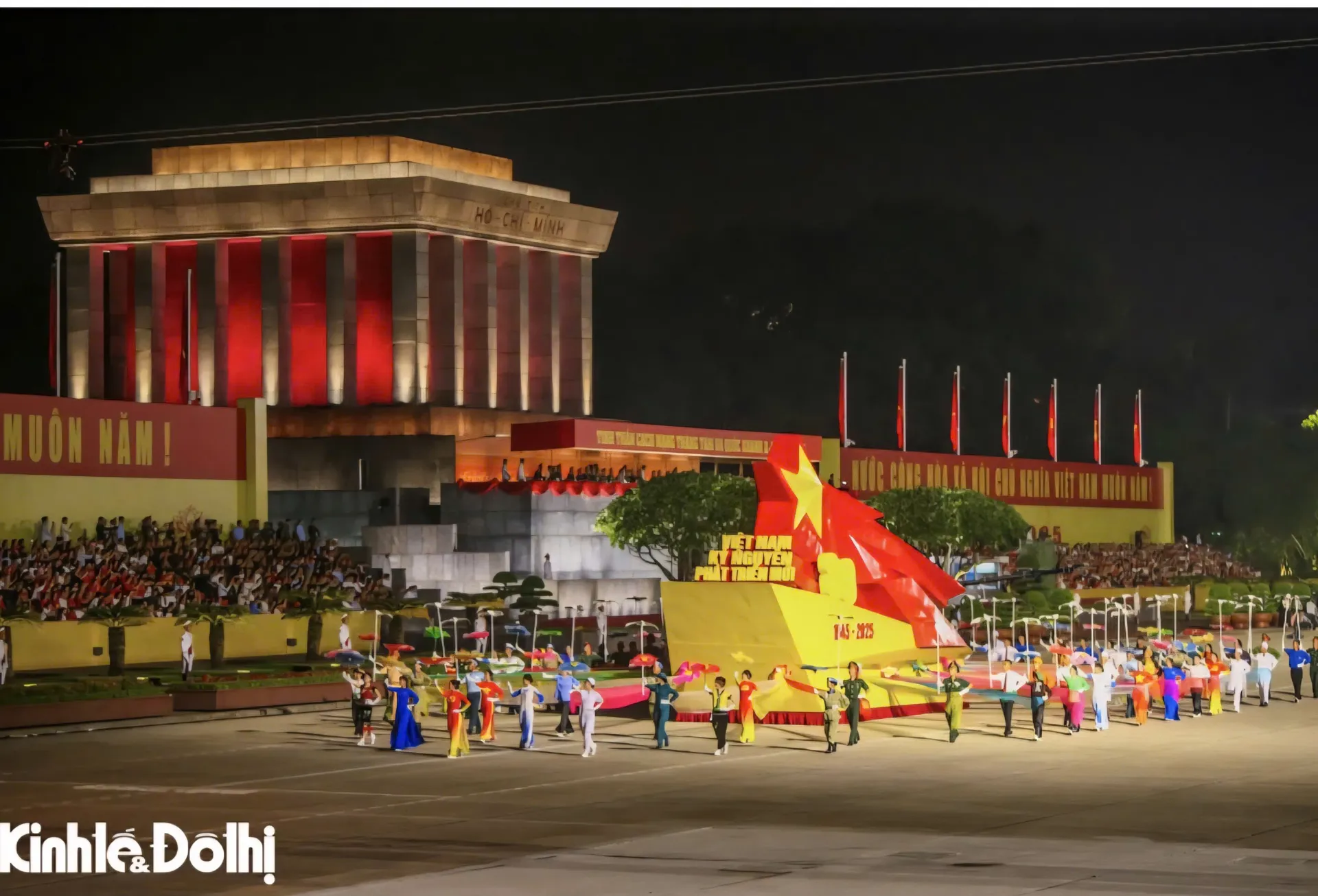 Người dân TP Hồ Chí Minh háo hức chờ xem Lễ diễu binh, diễu hành mừng Quốc khánh