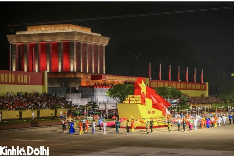 Người dân TP Hồ Chí Minh háo hức chờ xem Lễ diễu binh, diễu hành mừng Quốc khánh
