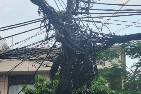 TP Hồ Chí Minh: ngầm hóa lưới điện nhưng cột điện, dây cáp vẫn án ngữ đô thị