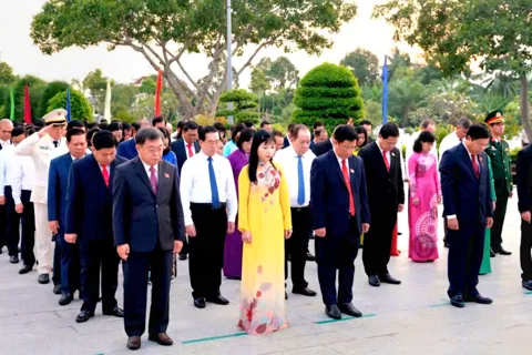 Đoàn đại biểu dự Đại hội Đảng bộ tỉnh An Giang viếng Nghĩa trang liệt sĩ tỉnh