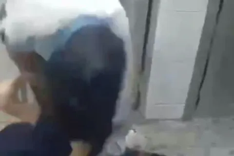 TP Hồ Chí Minh: xuất hiện thêm clip hai nữ sinh đánh nhau trong nhà vệ sinh trường học