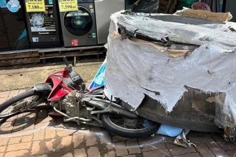 Hai cuộn thép hàng chục tấn rơi khỏi xe đầu kéo, đè bẹp xe máy