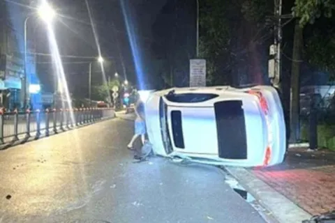 TP Hồ Chí Minh: ô tô tông dải phân cách, lật nghiêng giữa đường