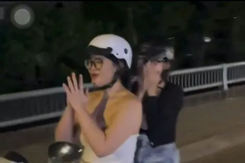 Công an TP Hồ Chí Minh xác minh cô gái trẻ chắp tay khi đi xe máy