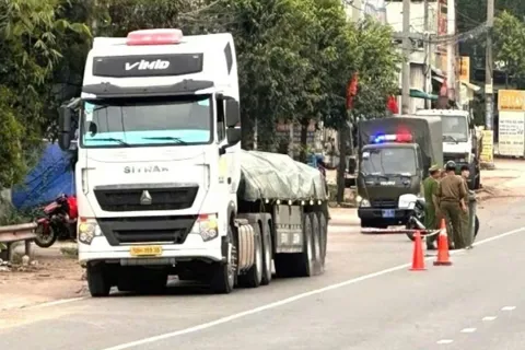 TP Hồ Chí Minh: xe máy tông đuôi xe đầu kéo khiến một người tử vong