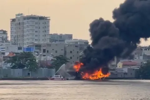 TP Hồ Chí Minh: cháy du thuyền nhà hàng nổi trên sông Sài Gòn