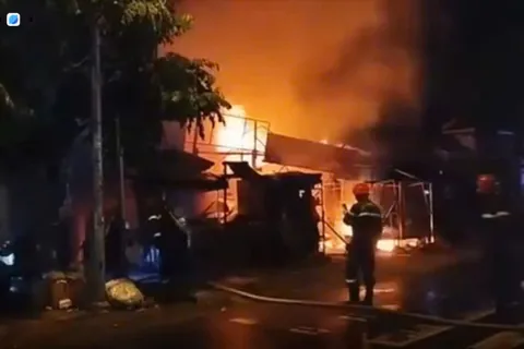 TP Hồ Chí Minh: cháy chợ trong đêm, nhiều tài sản bị thiêu rụi