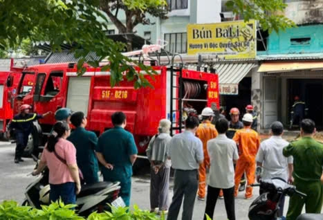 Giải cứu cụ bà và 2 em nhỏ trong căn nhà bốc cháy ở TP Hồ Chí Minh