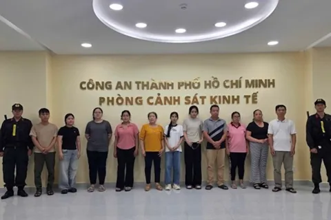 Triệt phá đường dây sản xuất nước hoa giả thương hiệu nổi tiếng quy mô lớn
